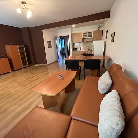 мая с две спални