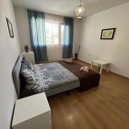 мая с две спални