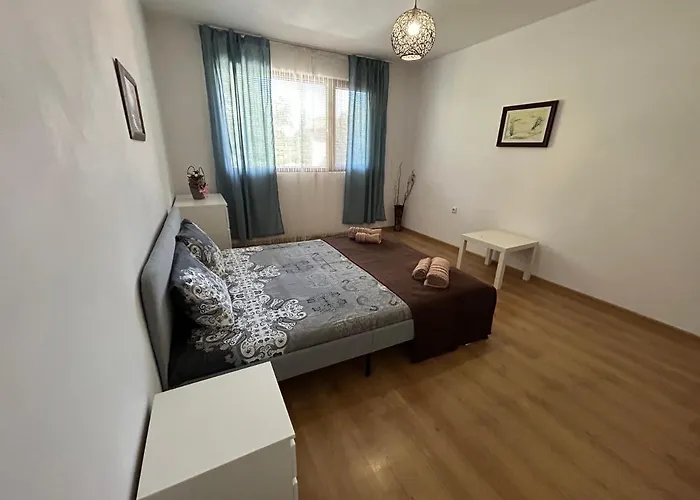 мая с две спални